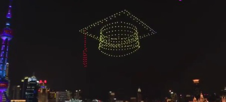 复旦大学400架无人机送别毕业生 夜空中送酷炫祝福休闲区蓝鸢梦想 - Www.slyday.coM 复旦大学400架无人机送别毕业生 夜空中送酷炫祝福休闲区蓝鸢梦想 - Www.slyday.coM