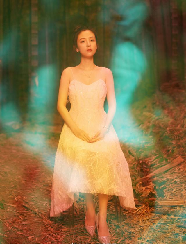 吴倩不愧是华策影视当家小花,穿黄裙梳麻花辫,气质甜美又清冷