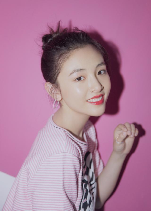 吴倩不愧是华策影视当家小花,穿黄裙梳麻花辫,气质甜美又清冷