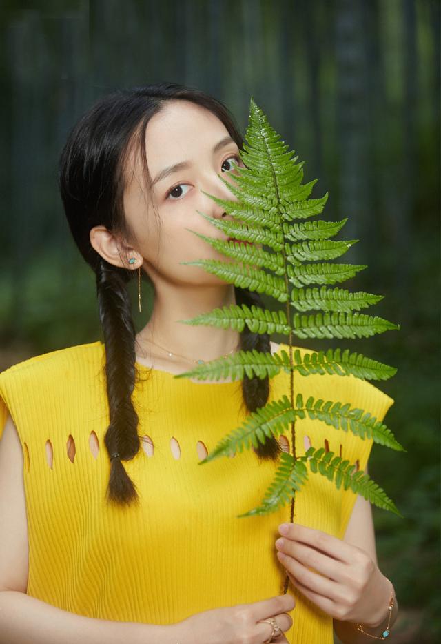 吴倩不愧是华策影视当家小花,穿黄裙梳麻花辫,气质甜美又清冷