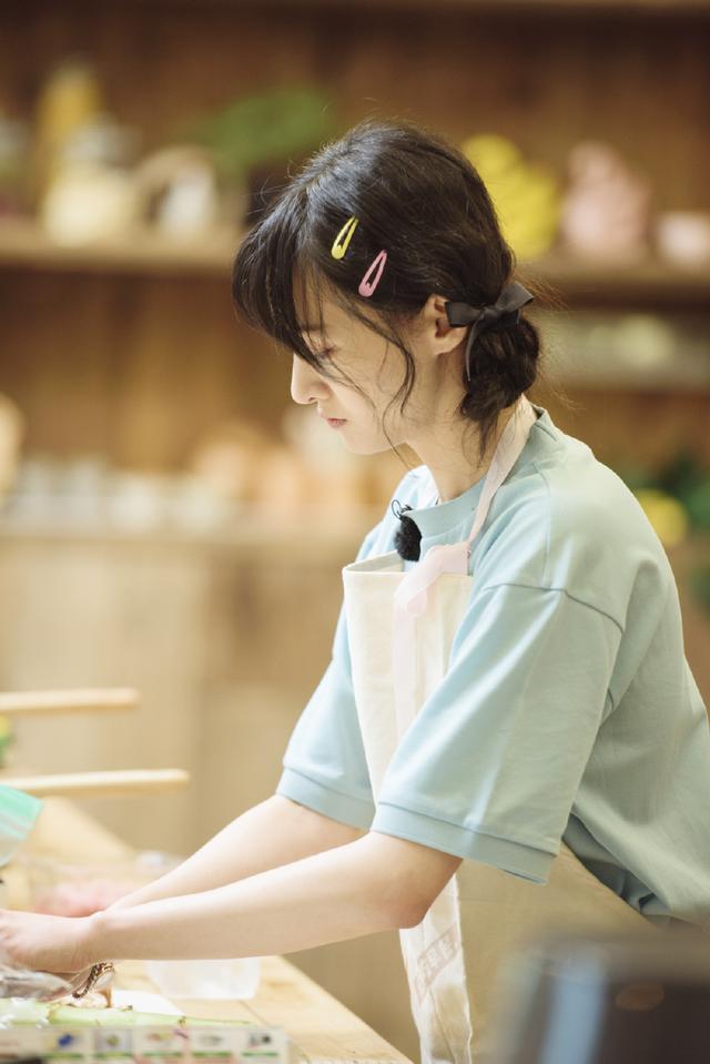 郑爽颜值再回春,穿浅色T恤扎七彩发卡,嫩得00后看了都要佩服
