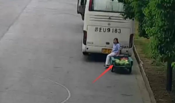 西瓜摊主突然跑了,回来发现一车瓜…