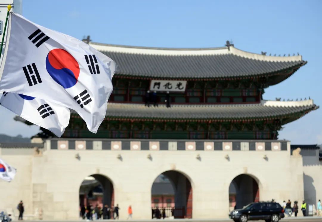 ▲资料图片:韩国首尔,韩国国旗在光化门城楼前飘扬。(新华社记者 刘昀 摄)