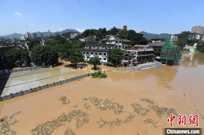 图为7月27日,嘉陵江重庆段水位持续上涨,千年古镇磁器口低洼段已被洪水淹没。 陈超 摄