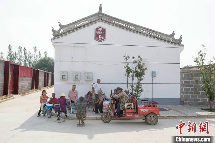 图为7月中旬,山西省大同市云州区坊城新村,村民在闲聊休息。 中新社记者 张云 摄