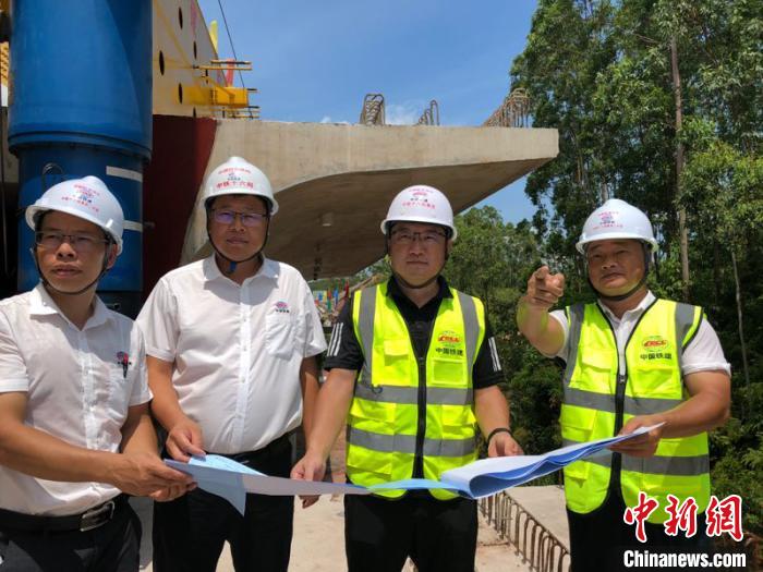 图为防东铁路建设现场 叶帅 摄