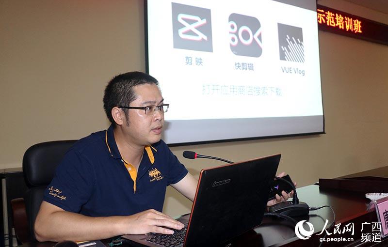 钟山:老百姓变身电商扶贫“网红”