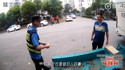 西瓜摊主突然跑了,回来发现一车瓜…