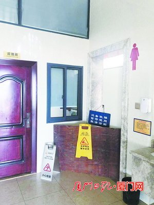 五缘湾这处女厕为啥闭门谢客?榕树根堵住了下水道!