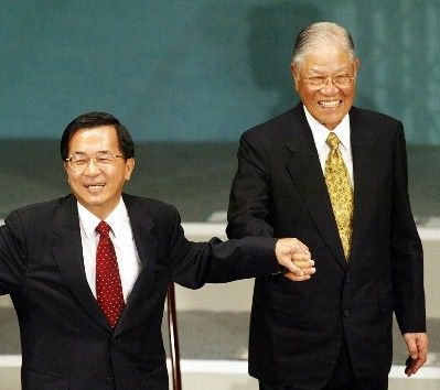 李登辉与陈水扁 图片来源:央视网