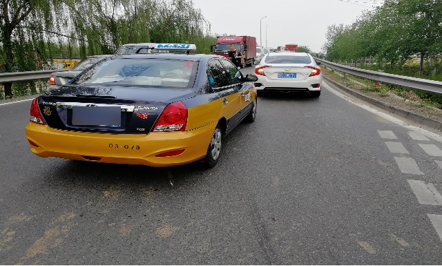 涉案出租车司机已被警方控制。警方供图