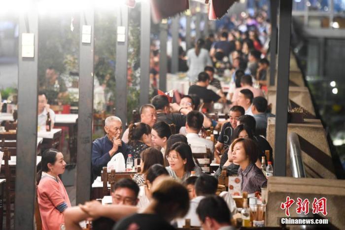 资料图:长沙“夜经济”逐渐复苏。市民在夏季的夜晚出行品尝美食。 杨华峰 摄
