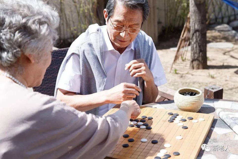 儿子上清华名校,我和老伴却还是进了养老院!此文揭开养老最现实的一幕...