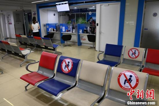位于北京的英国签证申请中心内,作为新冠肺炎疫情防控措施之一,大厅