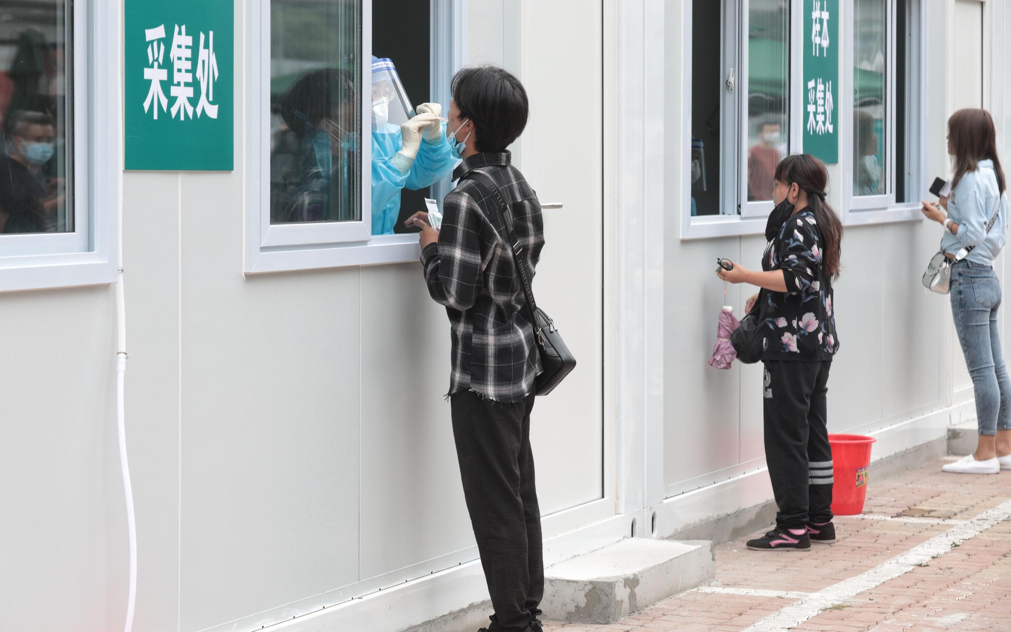 同仁医院崇文门院区新建的核酸检测采样方舱。摄影/新京报记者 王嘉宁