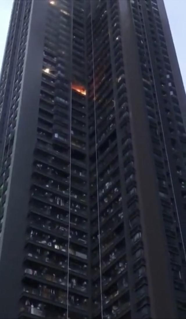 深圳一回迁房公寓楼31层阳台起火,未造成人员伤亡