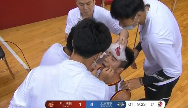 CBA又一球员惨遭肘击,抢篮板被队友误伤,这运气真够差,附动图