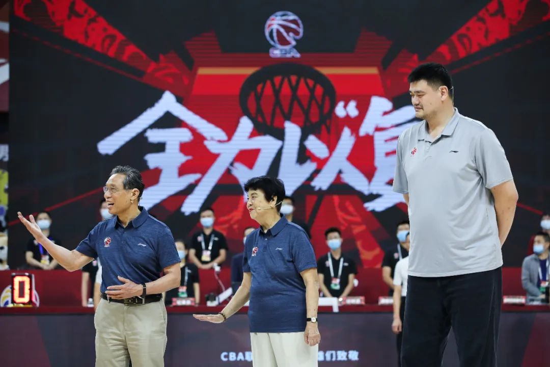 钟南山配偶担当姚明采访。图源:视觉中国