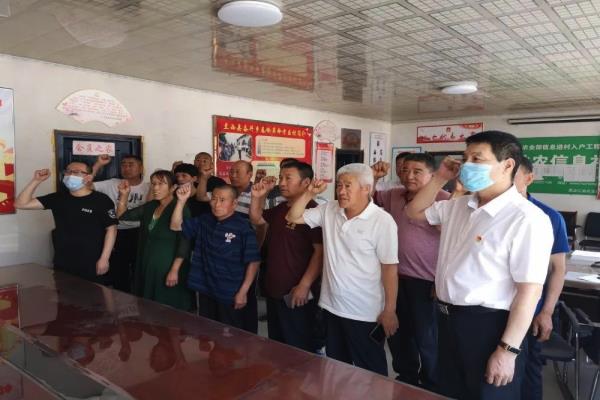 黑龙江绥化中院党组成员、政治部主任一行到兰西县春岭村驻村工作队党支部调研指导工作