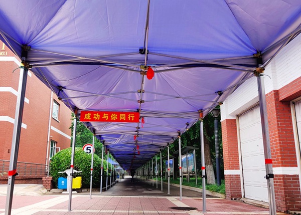 北京十二中考点新建好的雨廊。