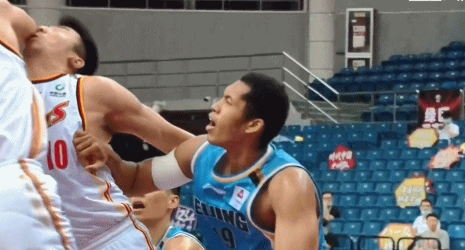 CBA又一球员惨遭肘击,抢篮板被队友误伤,这运气真够差,附动图