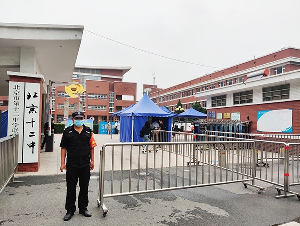 北京十二中考点门口。本文图片均为 汹涌消息记者 程婷 图