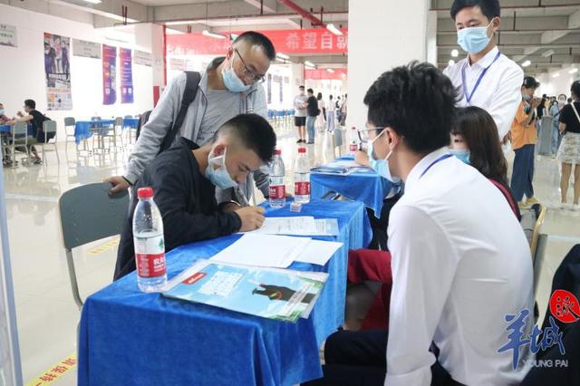 广州组织近百家企业赴毕节招聘,近7000个岗位助力脱贫