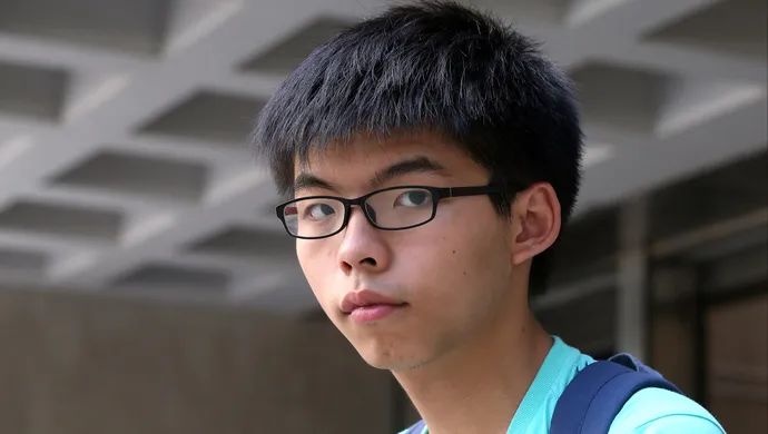 一个仓皇跑路,一个连夜搬家