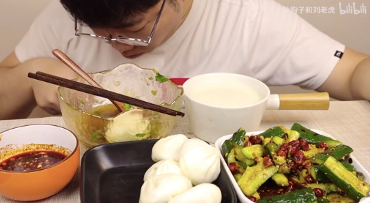 “吃播”男子半年狂吃肉,结果在直播前去世