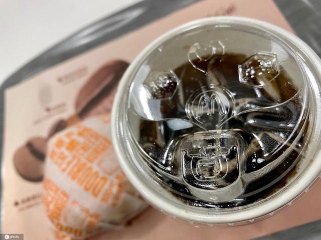 麦当劳无吸管新杯盖亮相广州