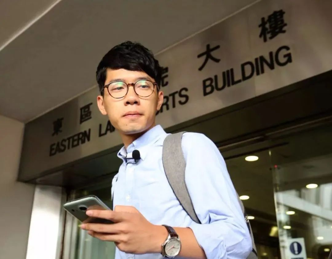 一个仓皇跑路,一个连夜搬家