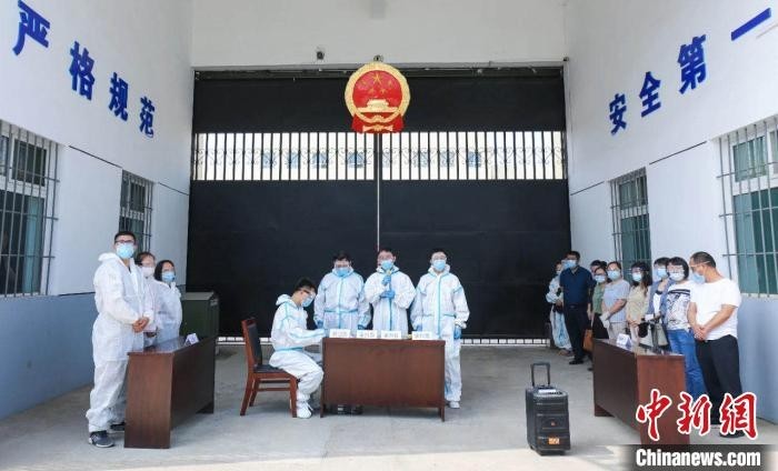 长治市中级人民法院日前对张金强等16名被告人涉黑一案进行了公开宣判。 刘小红 摄