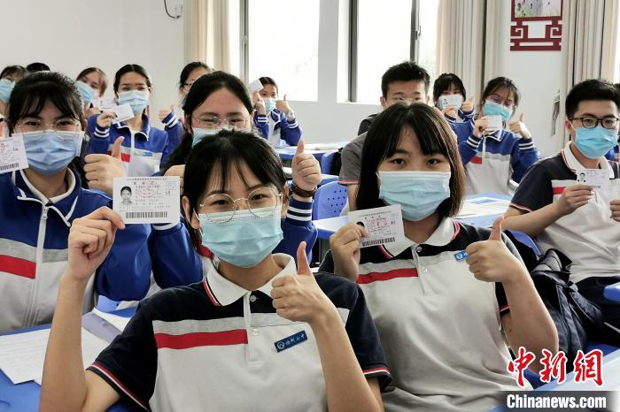图为7月3日,福州第七中学高考考生展示领取的准考证。