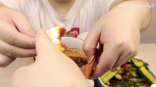 “吃播”男子半年狂吃肉,结果在直播前去世