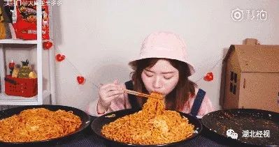 “吃播”男子半年狂吃肉,结果在直播前去世