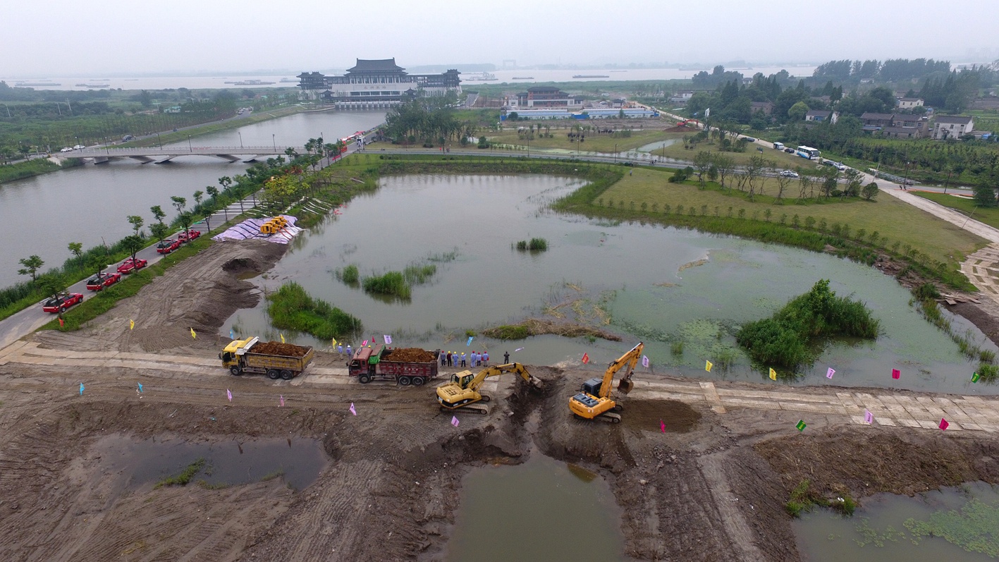 扬州抢险救援新武器 无人机忙空投机器人来救人