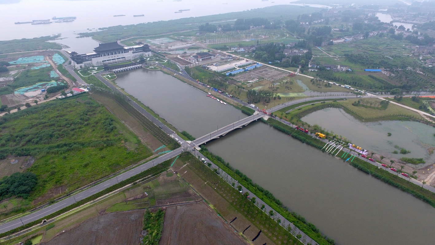 扬州抢险救援新武器 无人机忙空投机器人来救人