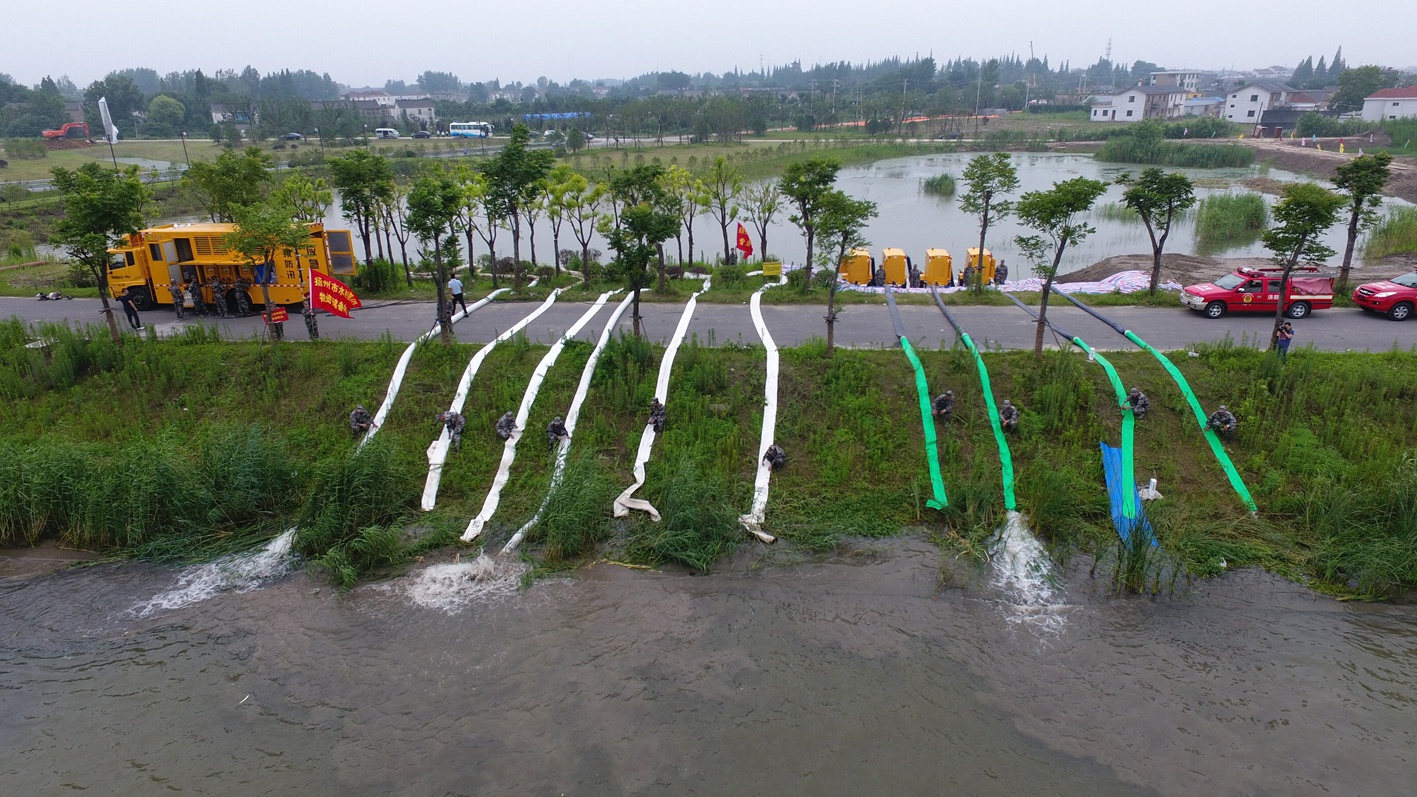 扬州抢险救援新武器 无人机忙空投机器人来救人