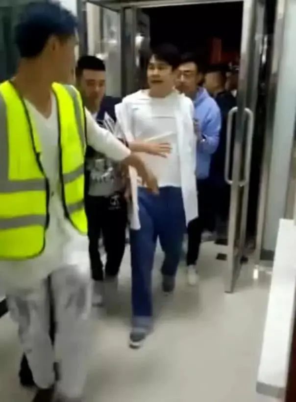 上央视春晚的小沈阳被抓了?当年爆红的他,现竟活成了这样...