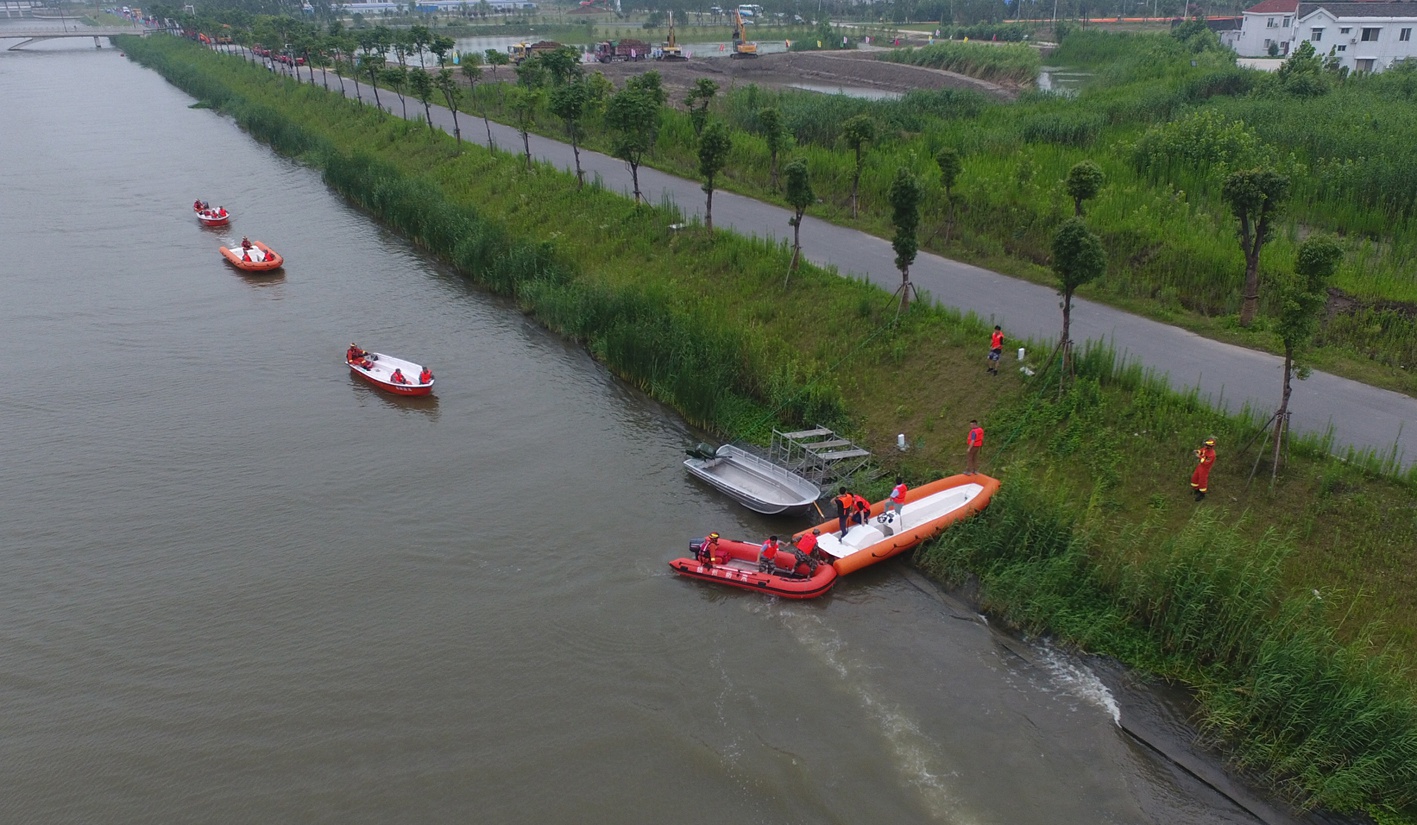 扬州抢险救援新武器 无人机忙空投机器人来救人
