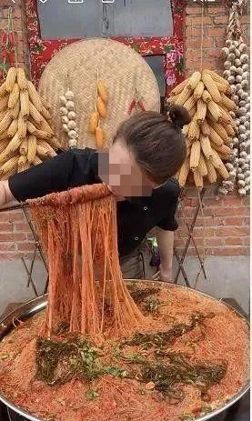 “吃播”男子半年狂吃肉,结果在直播前去世