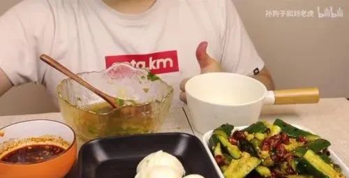 “吃播”男子半年狂吃肉,结果在直播前去世