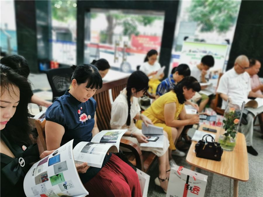 “绿城玫瑰”“邕州才子”作家群新的社会阶层人士召开成果汇报座谈会