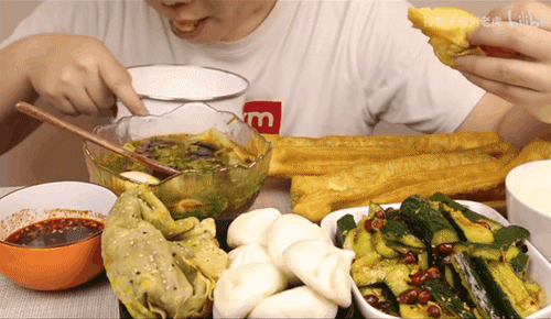 “吃播”男子半年狂吃肉,结果在直播前去世