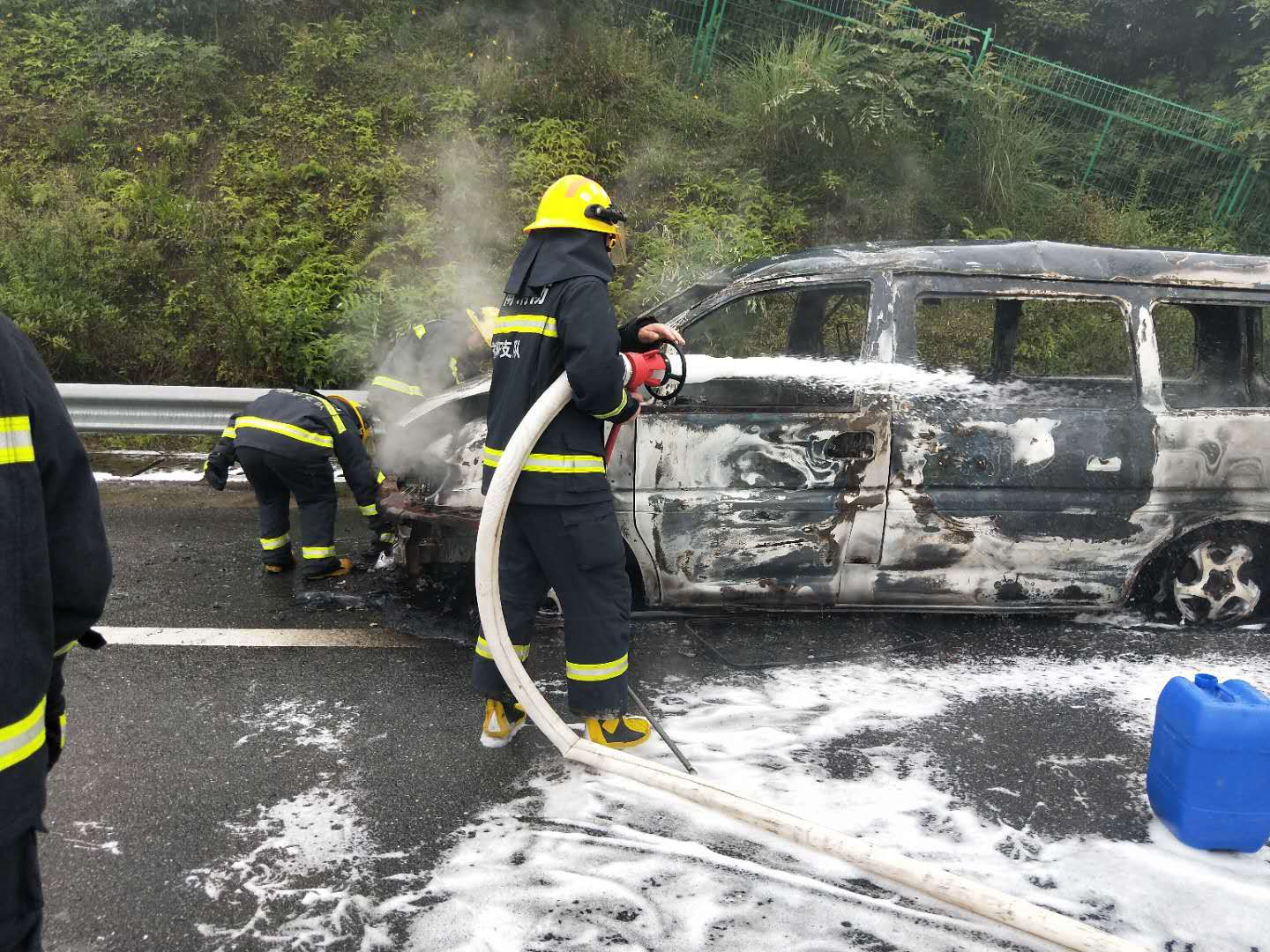 轿车自燃,高速路政联合多部门紧急救援