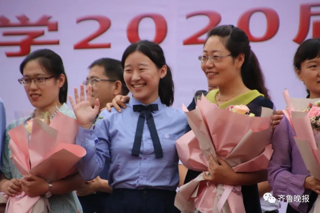 高三男生在老师肩头大哭,久久不离去…济南这些学校最后一课,太好哭了