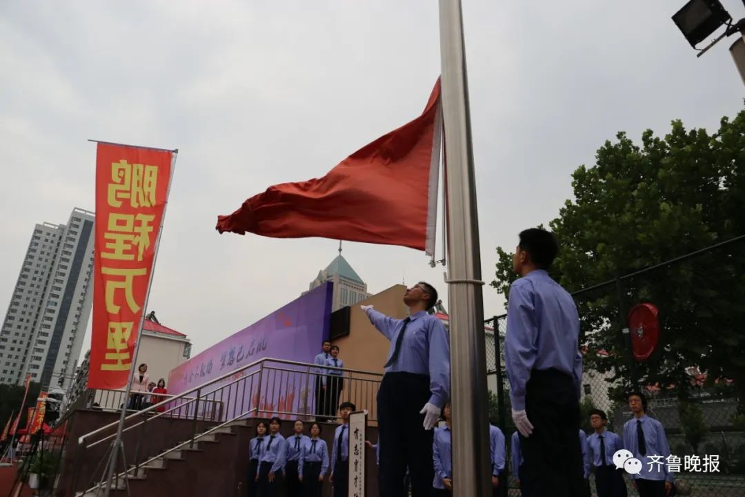 高三男生在老师肩头大哭,久久不离去…济南这些学校最后一课,太好哭了
