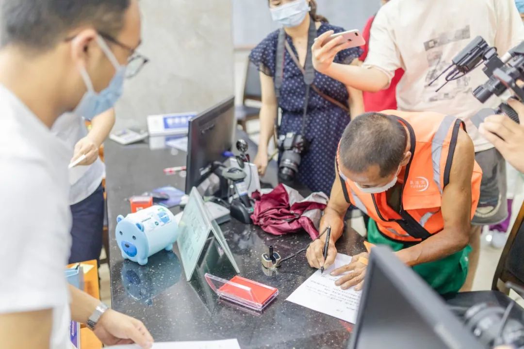 泪目!佛山7岁男童不幸溺亡!环卫工父亲强忍悲伤,捐献其眼角膜