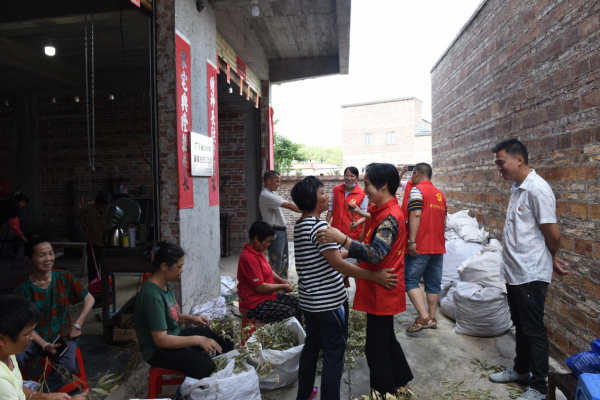 市人社局深入挂钩帮扶村开展走访慰问主题党日活动