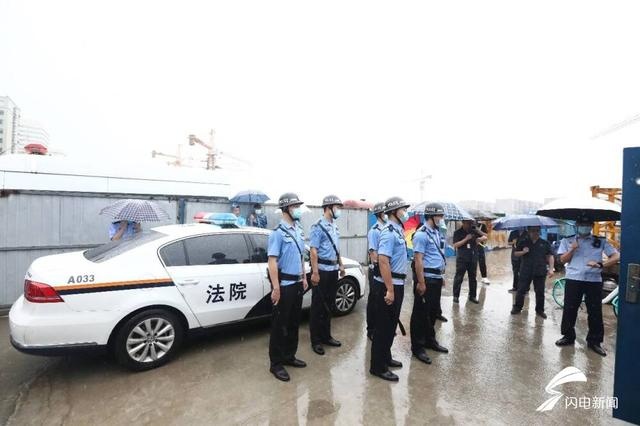 济南中院清场一“在建工程”遇身份不明人员聚集 20多名干警强制交付